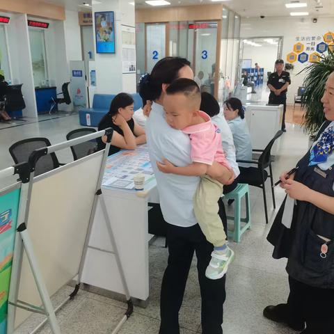 “蓝房子”里的安心守候：银行秒变“临时救助站”，助走失男童寻亲