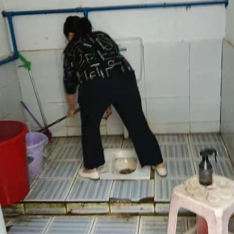 防蚊灭蚊清积水，登革基孔齐远离——澄迈县中兴中心学校完小教学点卫生积水清理纪实