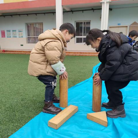 大三班游戏案例《滑溜布上的“小汽车”》