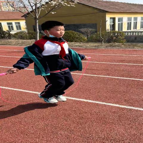 富官庄镇何家庄子小学开展阳光大课间  活力满校园活动