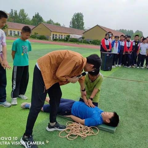 富官庄镇何家庄子小学开展“防溺水情景模拟应急演练”活动