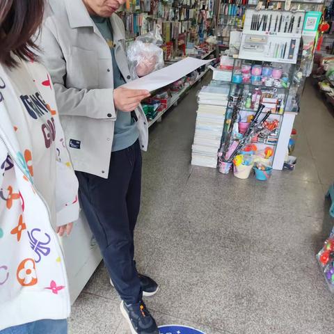 共绘垃圾分类新画卷