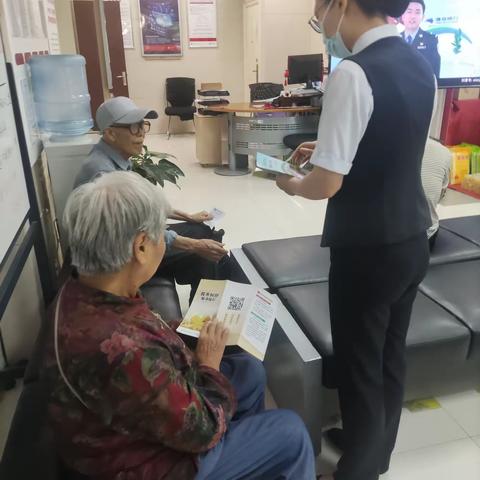乐天大街支行开展反假宣传活动