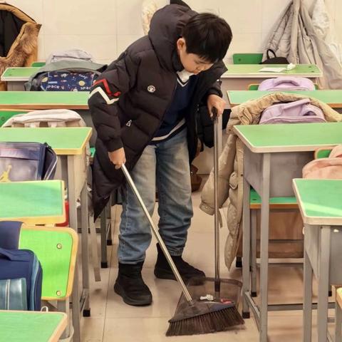 劳动润心，洁净护航 ‍ —— 东城学子开展教室大扫除活动
