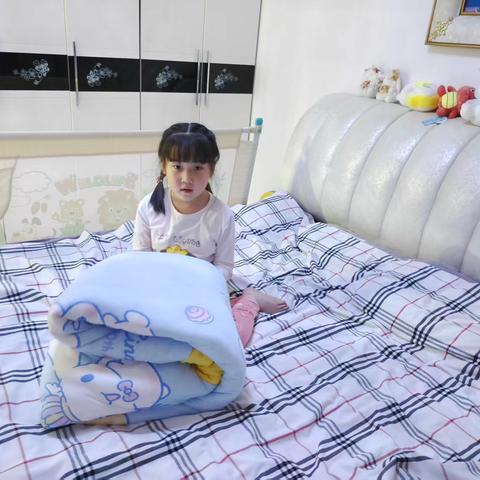 叠出方寸整洁 涵养劳动初心 ‍——二年级“叠被子小能手”劳动实践活动纪实