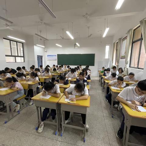 交通安全记心中 六中学子笔生花  ——赣州市第六中学初中部举办“爱心头盔”现场作文大赛