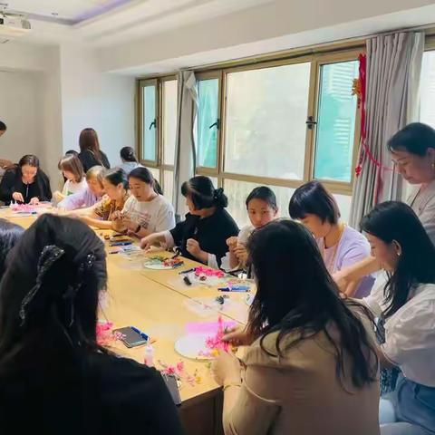 【同心文东】“古韵团扇，感恩母亲”丨万豪社区开展母亲节团扇DIY制作活动