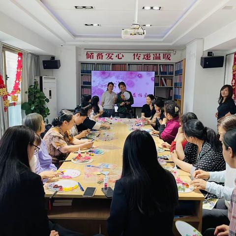 【同心文东】以扇为“善”丨万豪社区开展爱心义卖活动