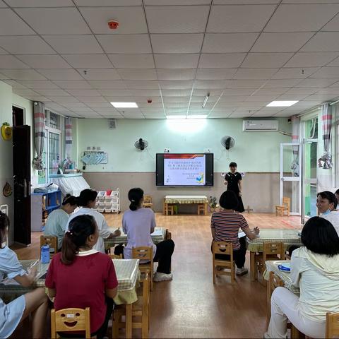 海口市琼山那央幼儿园组织学习《教育部公开曝光第十二批 7 起违反教师职业行为十项准则典型案例》