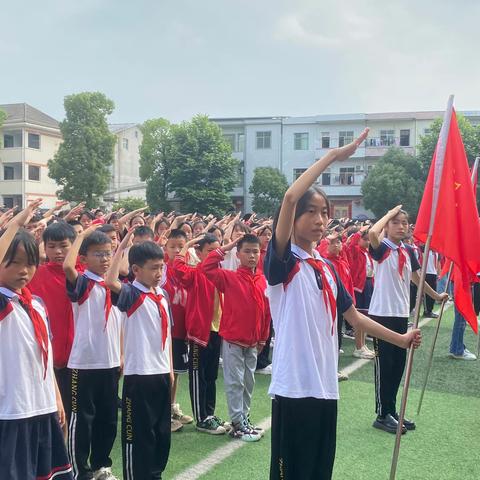 【党建带队建】童心闪闪，熠党光辉——樟村中心小学开展少先队分批入队暨六一主题队日活动