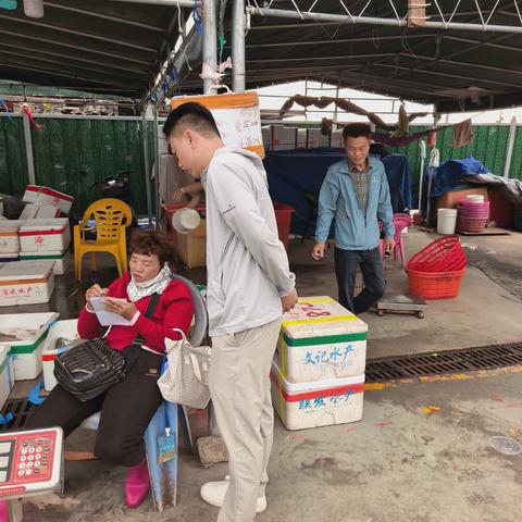 新村镇农检站的工作人员例行抽检水产品检验检测