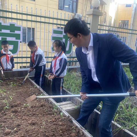 劳动砺心志，实践促成长 ——广信区第二小学“小菜园”实践基地活动记录