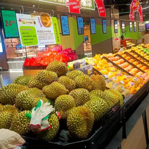 光谷店蔬果区现场很干净整洁，品种丰富，类别陈列集中，商品新鲜，水果“金秋橙意”小分类活动营造氛围感比较好，很多新品比如草莓，手指葡萄，扁豆，是我们缺失的品相，后续补足