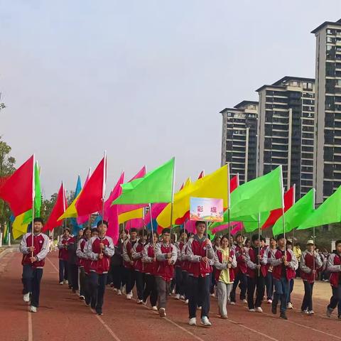 看赛场英姿，战鼓擂，棋逢对手；扬体育精神，号角响，不分高下——记鹰潭市第二中学西校区2024年秋季田径运动会