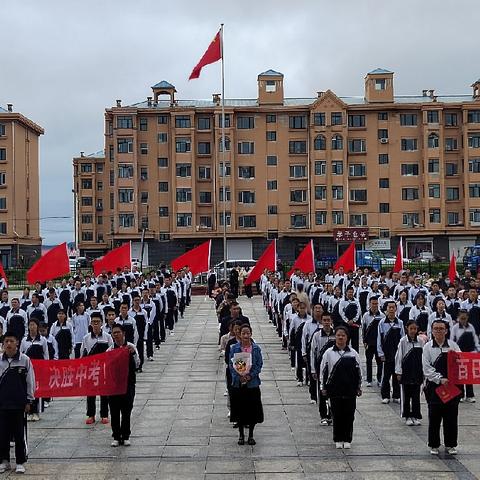 八五二农场中学举行“筑梦致青春，笃行向未来”九年级毕业典礼