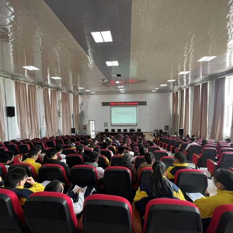 家校携手，同心共育——八年级期中家长会