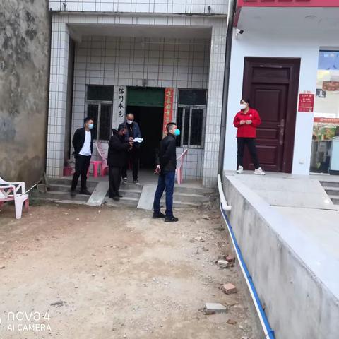新街社区开展“敲门行动，发放健康爱心包”主题党日活动