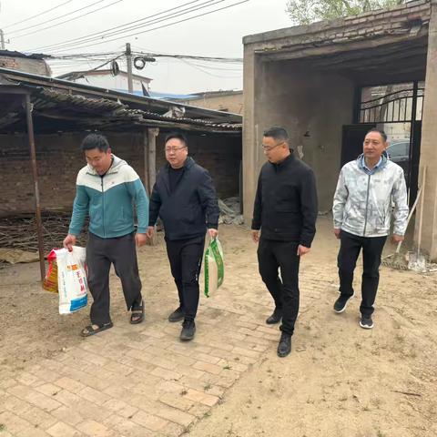 建投公司领导慰问派驻村贫困户并指导村项目发展