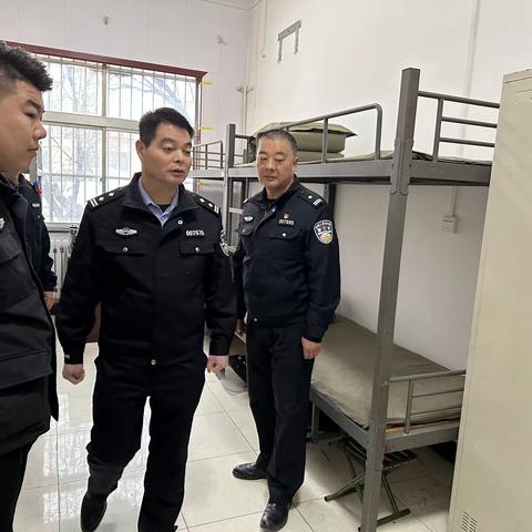 检查内务卫生  加强队伍管理——蒲城县公安局巡特警大队组织开展内务卫生大检查