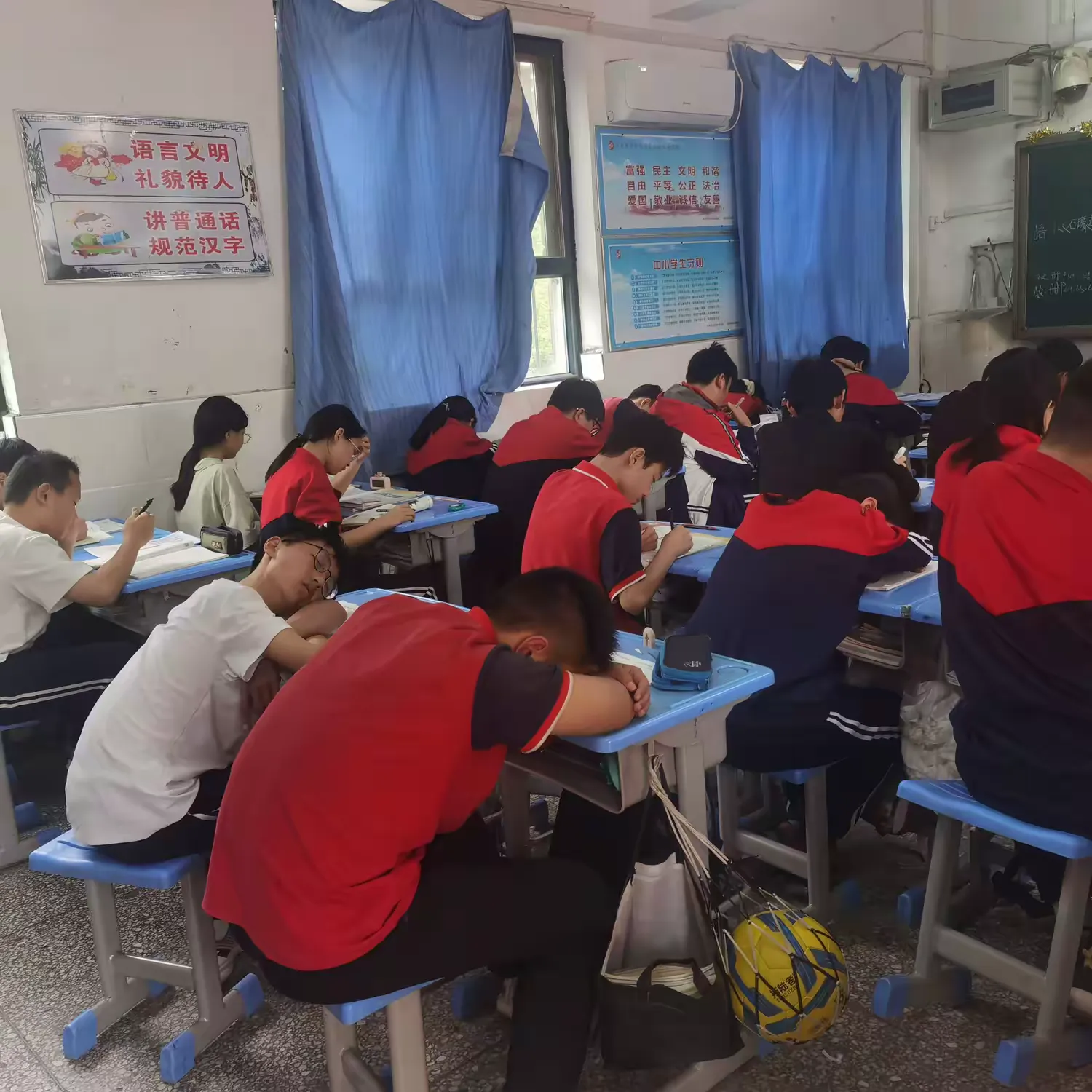 八八班同学睡姿大赏