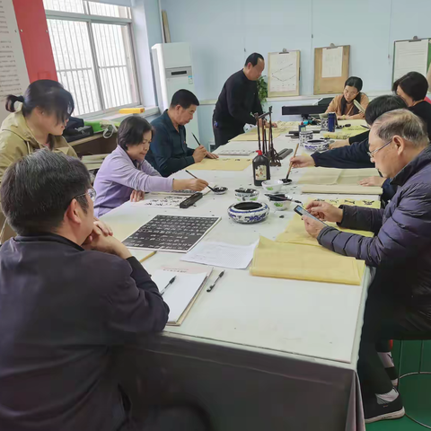 郁馨苑社区开展行书班书法活动