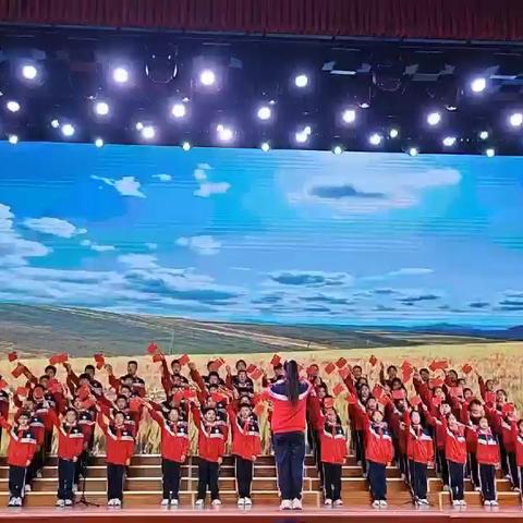 《歌声嘹亮颂祖国，同心共筑中国梦》——六年级迎国庆合唱比赛