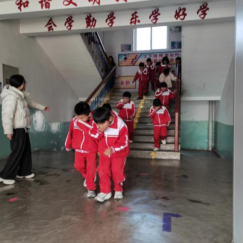 筑牢校园安全防线，提升应急避险能力——祥福庄中心小学开展应急疏散逃生演练活动