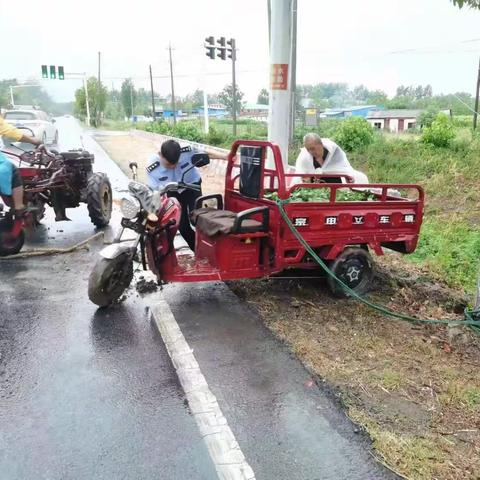 浓浓警民情，雨中救助失控车辆