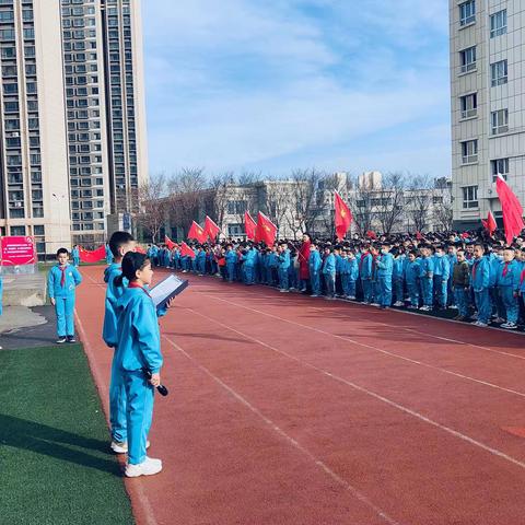 乌鲁木齐市第七十四小学“践行二十大•红领巾心向党 争章逐梦好少年”争章主题升旗仪式暨表彰仪式