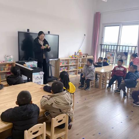 正确使用小剪刀✂️——云龙区丽水幼儿园中四班家长助教