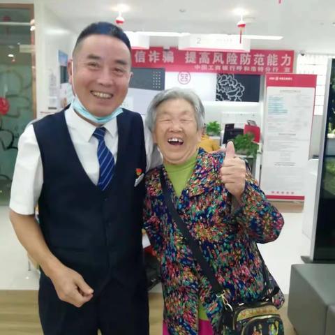 榜样在我们身边-记呼和浩特分行桥华世纪支行微笑服务季最美笑脸
