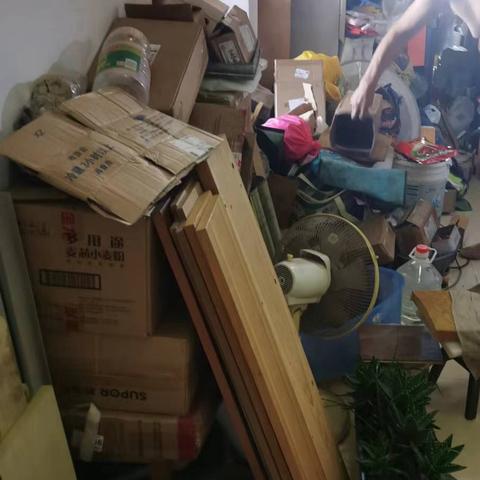 信号厂社区开展“清理楼道卫生，畅通安全通道”活动