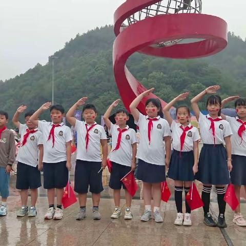 国旗国旗真美丽，我向国旗敬个礼——建德市洋安小学四（5）班梅花中队水滴小队、知行小队爱国教育实践活动