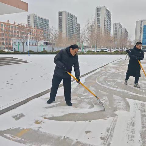 雪落校园暖人心，同心扫雪护平安