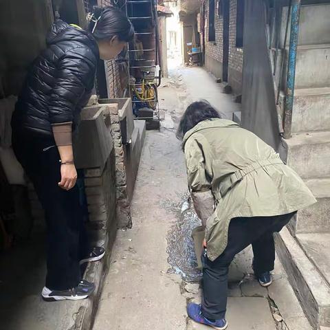【长乐西路街道安仁坊社区】维修破损路面   为居民保驾护航