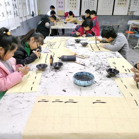 双减——梁寨小学开展毛笔书法教学课
