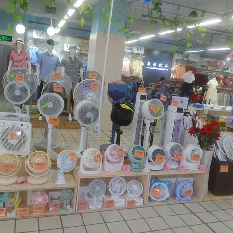 孝昌店夏凉节电风扇、拖鞋、床上用品陈列图片