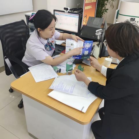 渭南现代城支行进行“普及金融知识万里行。”宣传活动。