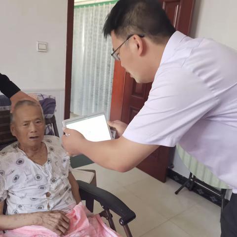 蝉鸣浓烈，夏日入耳；八月酷暑，不减热忱