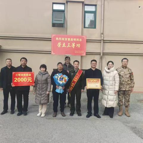 喜报送到家 荣耀暖人心