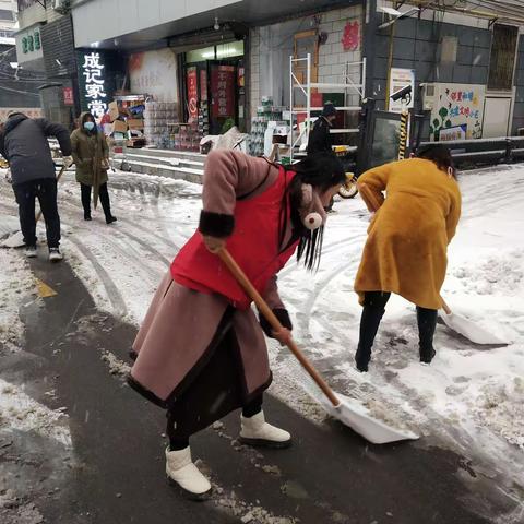 撒盐除雪保畅通    志愿服务暖人心