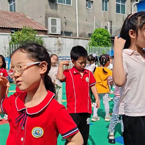 阳光活力小宝贝［小英才幼儿园大一班早操］