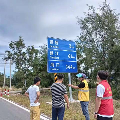 感城段环岛旅游公路方向指示牌有误  网格员及时上报相关部门解决