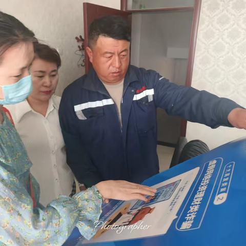 【伊犁分行】辽宁路支行外出宣传反诈知识