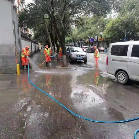 【长安城管】雨后及时冲洗擦洗，开启城市洁净模式