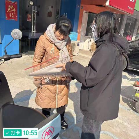 江苏长江商业银行人民路支行开展“泰温暖 迎新春 现金服务惠万家”宣传活动