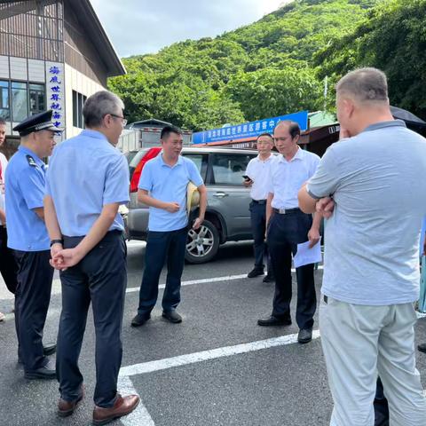 吉阳区副区长曾强带队对亚龙湾国家旅游度假区水上旅游项目开展联合整治