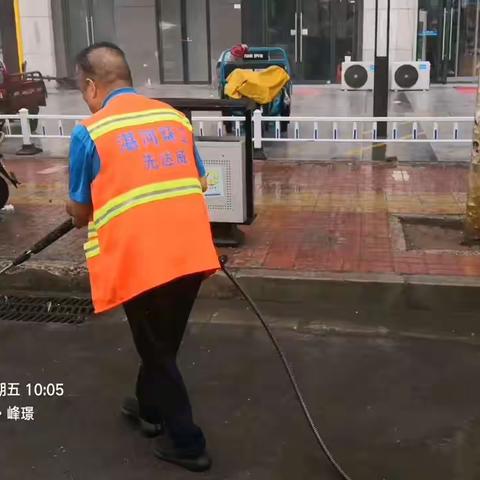 借雨发力 伴雨作业  保障城市环境干净整洁