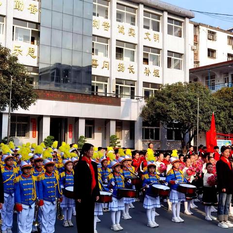 清明祭英烈  丰碑励童心——城区二小清明节祭扫烈士墓活动