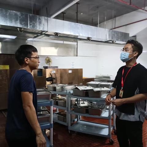 区委副书记傅爱红同志指导工作人员到包保单位督导检查食品安全生产工作